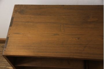 桐箪笥を収納棚にリメイク!奥行きをリサイズし、取っ手を交換。指定の高さに合わせて鉄脚の取り付け。明るめの茶色で塗装。