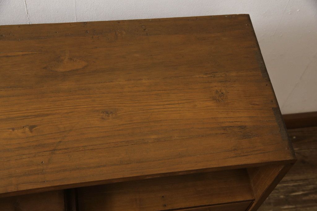 桐箪笥を収納棚にリメイク!奥行きをリサイズし、取っ手を交換。指定の高さに合わせて鉄脚の取り付け。明るめの茶色で塗装。