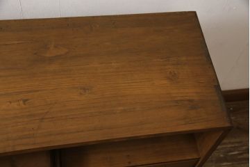 桐箪笥を収納棚にリメイク!奥行きをリサイズし、取っ手を交換。指定の高さに合わせて鉄脚の取り付け。明るめの茶色で塗装。