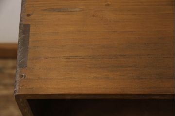 桐箪笥を収納棚にリメイク!奥行きをリサイズし、取っ手を交換。指定の高さに合わせて鉄脚の取り付け。明るめの茶色で塗装。