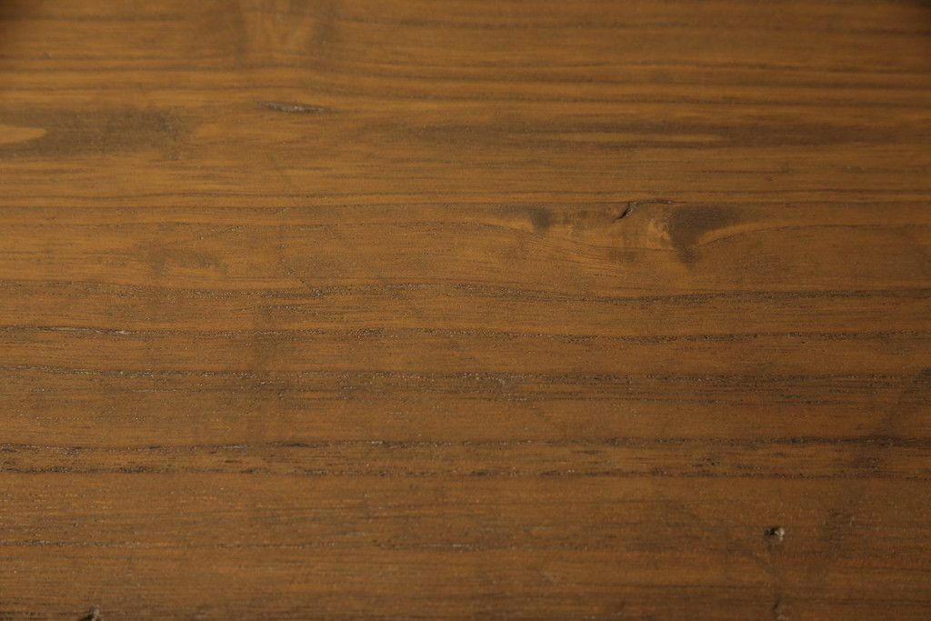 桐箪笥を収納棚にリメイク!奥行きをリサイズし、取っ手を交換。指定の高さに合わせて鉄脚の取り付け。明るめの茶色で塗装。