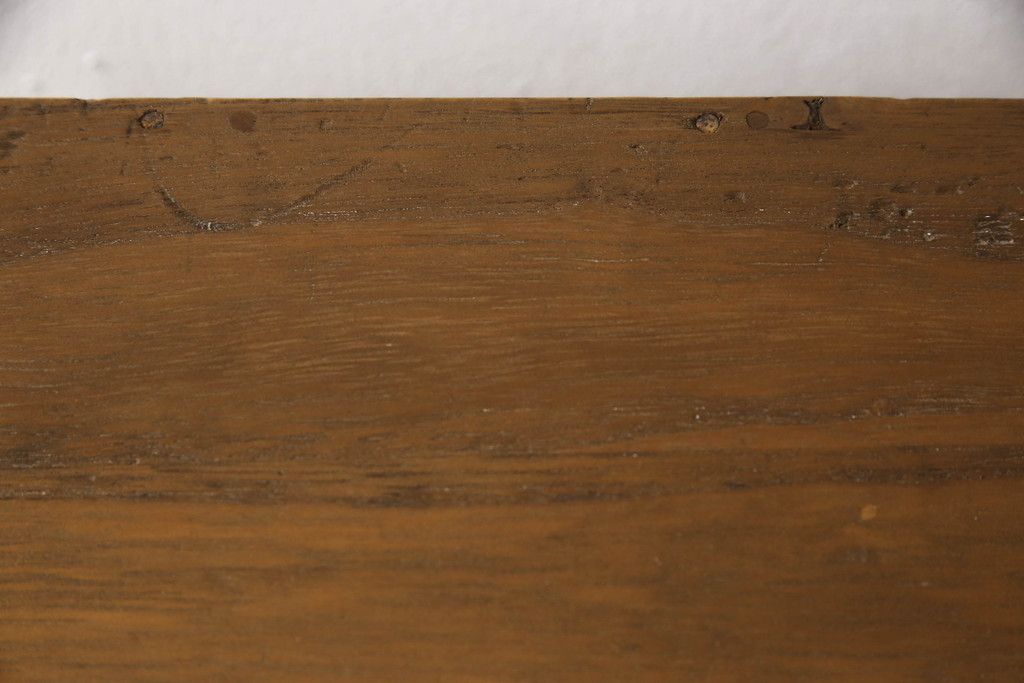 桐箪笥を収納棚にリメイク!奥行きをリサイズし、取っ手を交換。指定の高さに合わせて鉄脚の取り付け。明るめの茶色で塗装。