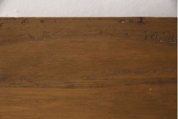 桐箪笥を収納棚にリメイク!奥行きをリサイズし、取っ手を交換。指定の高さに合わせて鉄脚の取り付け。明るめの茶色で塗装。