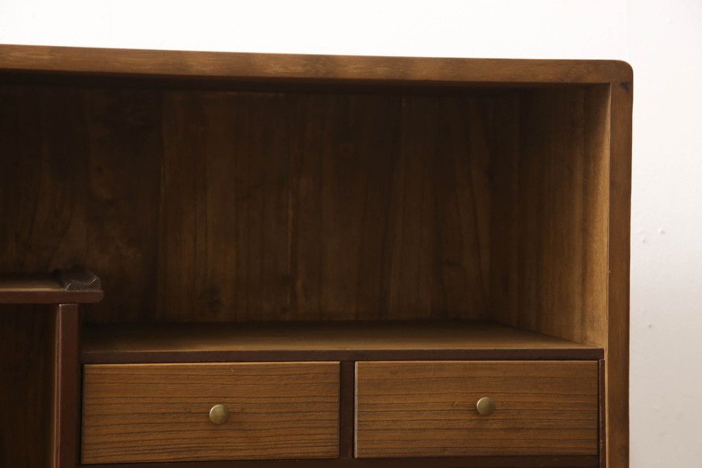 桐箪笥を収納棚にリメイク!奥行きをリサイズし、取っ手を交換。指定の高さに合わせて鉄脚の取り付け。明るめの茶色で塗装。