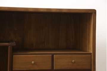 桐箪笥を収納棚にリメイク!奥行きをリサイズし、取っ手を交換。指定の高さに合わせて鉄脚の取り付け。明るめの茶色で塗装。