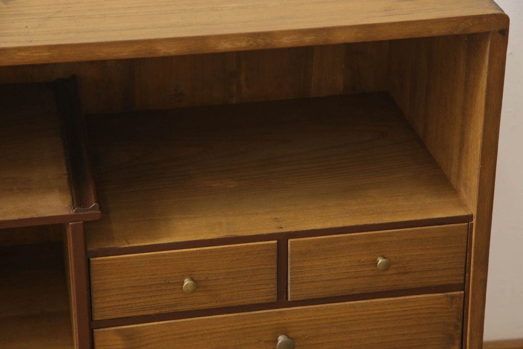 桐箪笥を収納棚にリメイク!奥行きをリサイズし、取っ手を交換。指定の高さに合わせて鉄脚の取り付け。明るめの茶色で塗装。