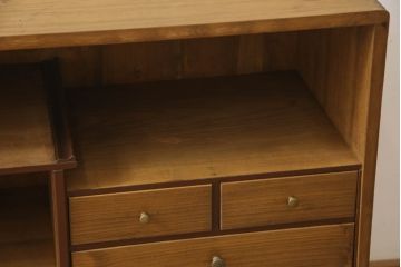 桐箪笥を収納棚にリメイク!奥行きをリサイズし、取っ手を交換。指定の高さに合わせて鉄脚の取り付け。明るめの茶色で塗装。