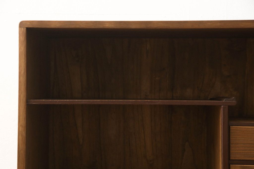 桐箪笥を収納棚にリメイク!奥行きをリサイズし、取っ手を交換。指定の高さに合わせて鉄脚の取り付け。明るめの茶色で塗装。