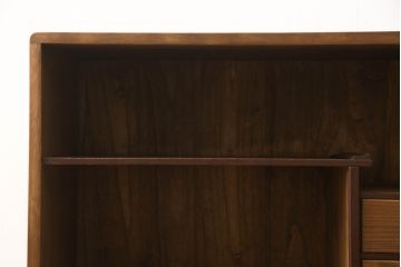 桐箪笥を収納棚にリメイク!奥行きをリサイズし、取っ手を交換。指定の高さに合わせて鉄脚の取り付け。明るめの茶色で塗装。