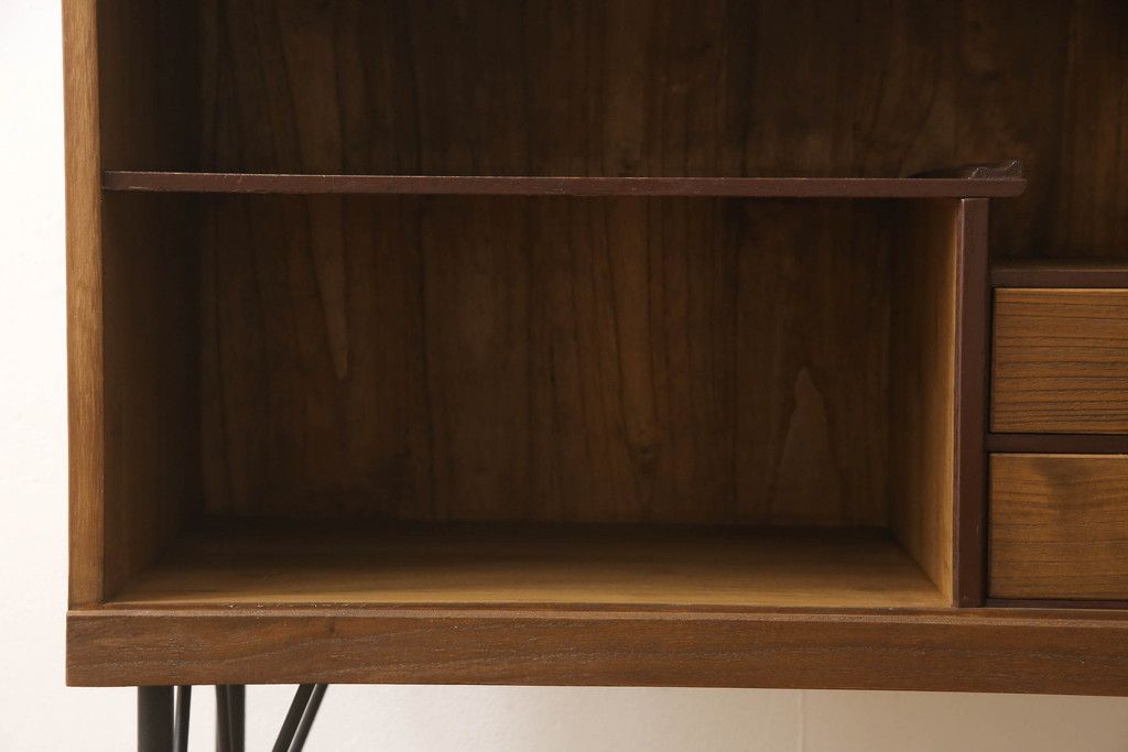 桐箪笥を収納棚にリメイク!奥行きをリサイズし、取っ手を交換。指定の高さに合わせて鉄脚の取り付け。明るめの茶色で塗装。