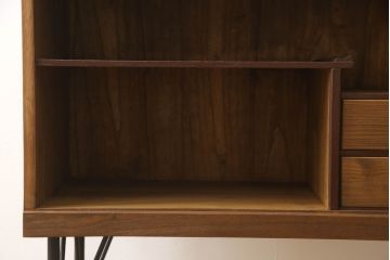 桐箪笥を収納棚にリメイク!奥行きをリサイズし、取っ手を交換。指定の高さに合わせて鉄脚の取り付け。明るめの茶色で塗装。