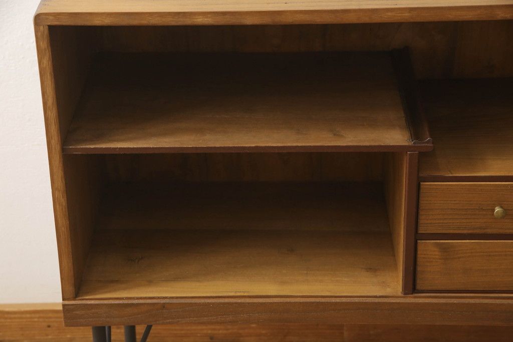 桐箪笥を収納棚にリメイク!奥行きをリサイズし、取っ手を交換。指定の高さに合わせて鉄脚の取り付け。明るめの茶色で塗装。