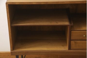 桐箪笥を収納棚にリメイク!奥行きをリサイズし、取っ手を交換。指定の高さに合わせて鉄脚の取り付け。明るめの茶色で塗装。