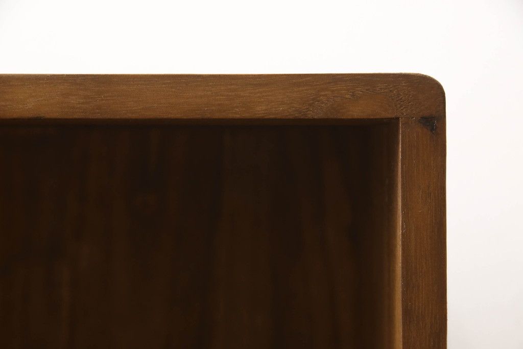 桐箪笥を収納棚にリメイク!奥行きをリサイズし、取っ手を交換。指定の高さに合わせて鉄脚の取り付け。明るめの茶色で塗装。