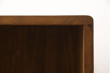 桐箪笥を収納棚にリメイク!奥行きをリサイズし、取っ手を交換。指定の高さに合わせて鉄脚の取り付け。明るめの茶色で塗装。