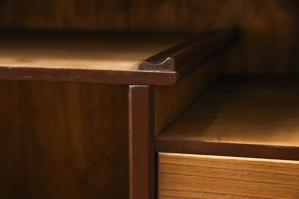 桐箪笥を収納棚にリメイク!奥行きをリサイズし、取っ手を交換。指定の高さに合わせて鉄脚の取り付け。明るめの茶色で塗装。