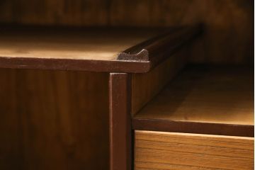 桐箪笥を収納棚にリメイク!奥行きをリサイズし、取っ手を交換。指定の高さに合わせて鉄脚の取り付け。明るめの茶色で塗装。