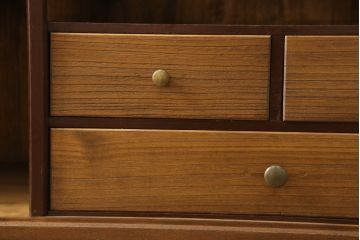 桐箪笥を収納棚にリメイク!奥行きをリサイズし、取っ手を交換。指定の高さに合わせて鉄脚の取り付け。明るめの茶色で塗装。