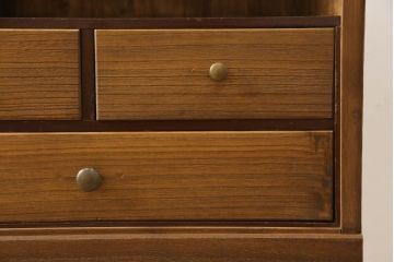 桐箪笥を収納棚にリメイク!奥行きをリサイズし、取っ手を交換。指定の高さに合わせて鉄脚の取り付け。明るめの茶色で塗装。