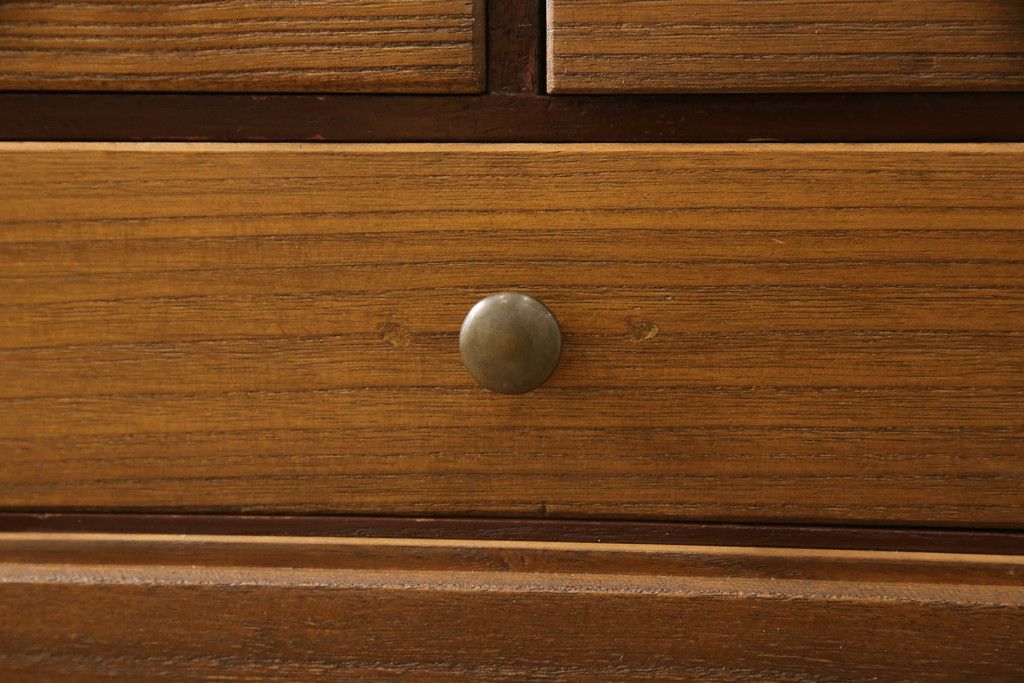 桐箪笥を収納棚にリメイク!奥行きをリサイズし、取っ手を交換。指定の高さに合わせて鉄脚の取り付け。明るめの茶色で塗装。