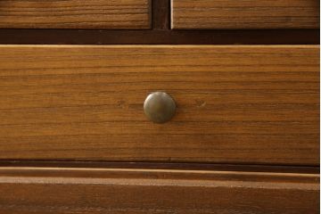 桐箪笥を収納棚にリメイク!奥行きをリサイズし、取っ手を交換。指定の高さに合わせて鉄脚の取り付け。明るめの茶色で塗装。