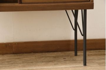 桐箪笥を収納棚にリメイク!奥行きをリサイズし、取っ手を交換。指定の高さに合わせて鉄脚の取り付け。明るめの茶色で塗装。