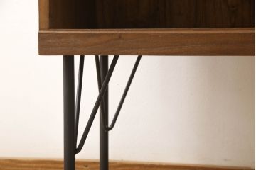 桐箪笥を収納棚にリメイク!奥行きをリサイズし、取っ手を交換。指定の高さに合わせて鉄脚の取り付け。明るめの茶色で塗装。