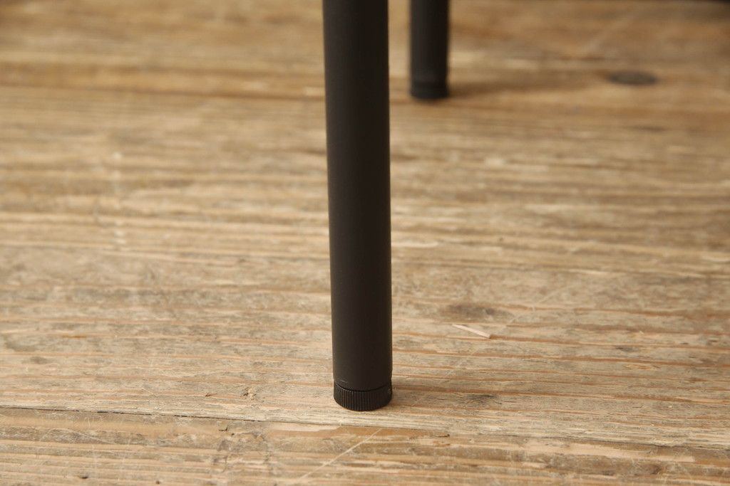 桐箪笥を収納棚にリメイク!奥行きをリサイズし、取っ手を交換。指定の高さに合わせて鉄脚の取り付け。明るめの茶色で塗装。