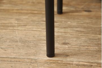 桐箪笥を収納棚にリメイク!奥行きをリサイズし、取っ手を交換。指定の高さに合わせて鉄脚の取り付け。明るめの茶色で塗装。