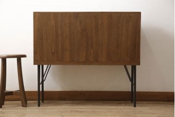 桐箪笥を収納棚にリメイク!奥行きをリサイズし、取っ手を交換。指定の高さに合わせて鉄脚の取り付け。明るめの茶色で塗装。