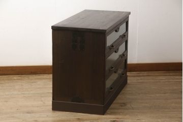 桐箪笥をチェストにリメイク!引き出しの前板にモールガラスをはめ込み、取っ手を交換。天板と台輪を取り付けて、濃茶に着色仕上げ。