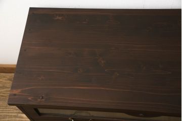 桐箪笥をチェストにリメイク!引き出しの前板にモールガラスをはめ込み、取っ手を交換。天板と台輪を取り付けて、濃茶に着色仕上げ。