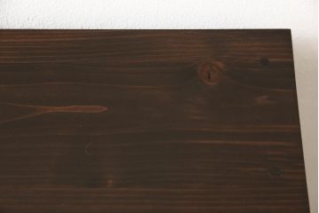 桐箪笥をチェストにリメイク!引き出しの前板にモールガラスをはめ込み、取っ手を交換。天板と台輪を取り付けて、濃茶に着色仕上げ。