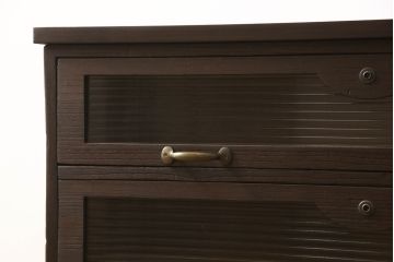 桐箪笥をチェストにリメイク!引き出しの前板にモールガラスをはめ込み、取っ手を交換。天板と台輪を取り付けて、濃茶に着色仕上げ。
