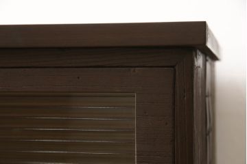 桐箪笥をチェストにリメイク!引き出しの前板にモールガラスをはめ込み、取っ手を交換。天板と台輪を取り付けて、濃茶に着色仕上げ。