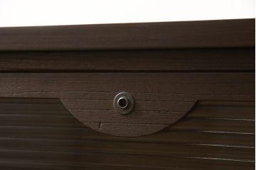桐箪笥をチェストにリメイク!引き出しの前板にモールガラスをはめ込み、取っ手を交換。天板と台輪を取り付けて、濃茶に着色仕上げ。
