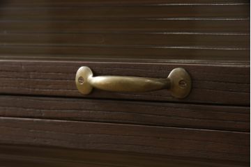 桐箪笥をチェストにリメイク!引き出しの前板にモールガラスをはめ込み、取っ手を交換。天板と台輪を取り付けて、濃茶に着色仕上げ。