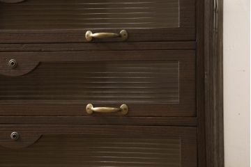 桐箪笥をチェストにリメイク!引き出しの前板にモールガラスをはめ込み、取っ手を交換。天板と台輪を取り付けて、濃茶に着色仕上げ。