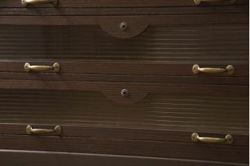 桐箪笥をチェストにリメイク!引き出しの前板にモールガラスをはめ込み、取っ手を交換。天板と台輪を取り付けて、濃茶に着色仕上げ。