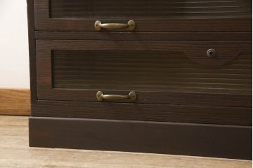 桐箪笥をチェストにリメイク!引き出しの前板にモールガラスをはめ込み、取っ手を交換。天板と台輪を取り付けて、濃茶に着色仕上げ。