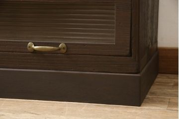 桐箪笥をチェストにリメイク!引き出しの前板にモールガラスをはめ込み、取っ手を交換。天板と台輪を取り付けて、濃茶に着色仕上げ。