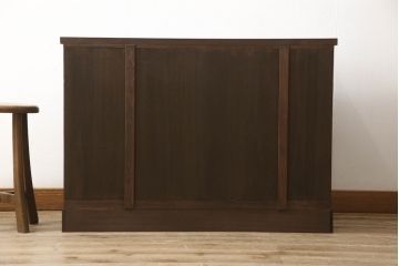 桐箪笥をチェストにリメイク!引き出しの前板にモールガラスをはめ込み、取っ手を交換。天板と台輪を取り付けて、濃茶に着色仕上げ。