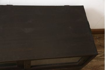 桐箪笥をテレビボードにリメイク!引き戸にモールガラスを入れ、棚板を追加。取っ手を交換して、台輪を製作。台輪に隠れるようにキャスターを設置。濃茶に着色仕上げ。