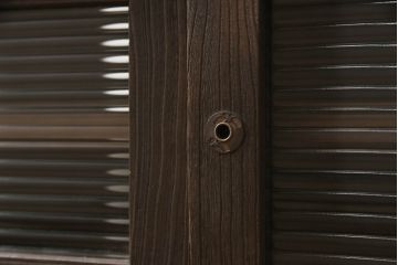 桐箪笥をテレビボードにリメイク!引き戸にモールガラスを入れ、棚板を追加。取っ手を交換して、台輪を製作。台輪に隠れるようにキャスターを設置。濃茶に着色仕上げ。