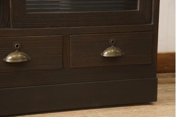 桐箪笥をテレビボードにリメイク!引き戸にモールガラスを入れ、棚板を追加。取っ手を交換して、台輪を製作。台輪に隠れるようにキャスターを設置。濃茶に着色仕上げ。