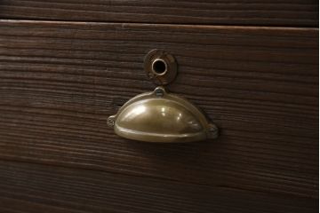 桐箪笥をテレビボードにリメイク!引き戸にモールガラスを入れ、棚板を追加。取っ手を交換して、台輪を製作。台輪に隠れるようにキャスターを設置。濃茶に着色仕上げ。