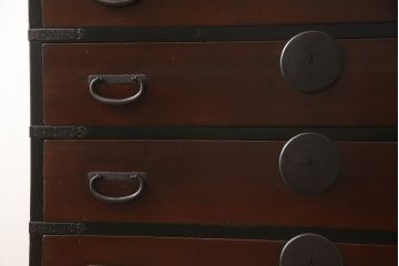 桐箪笥に脚の取り付けリメイク!高品質リペアを施し、オリジナルの色を基準に着色仕上げ。