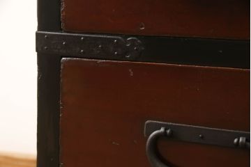 桐箪笥に脚の取り付けリメイク!高品質リペアを施し、オリジナルの色を基準に着色仕上げ。