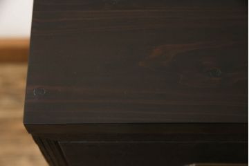 桐箪笥の中段・下段をそれぞれチェストにリメイク!天板と鉄脚を取り付け、横並びで使えるよう高さを調整。取っ手を交換し、濃茶で着色仕上げ。
