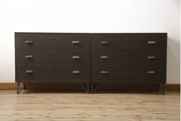 桐箪笥の中段・下段をそれぞれチェストにリメイク!天板と鉄脚を取り付け、横並びで使えるよう高さを調整。取っ手を交換し、濃茶で着色仕上げ。